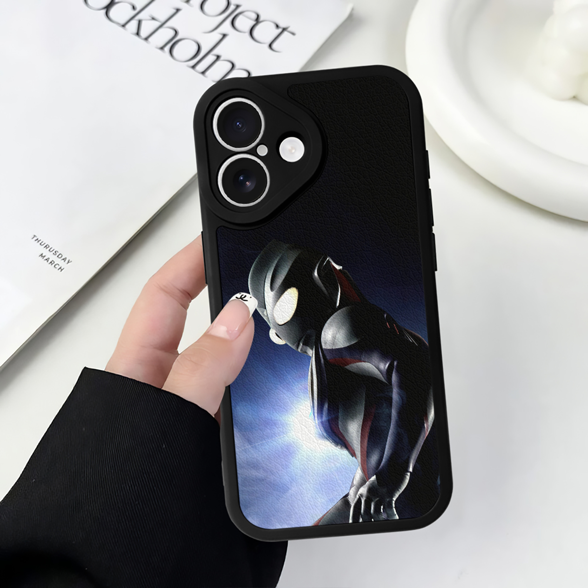 （画像用） ウルトラマン Ultraman 【iPhone 16シリーズ対応】シリコンスマホケース（レザー調） 材質：シリコン